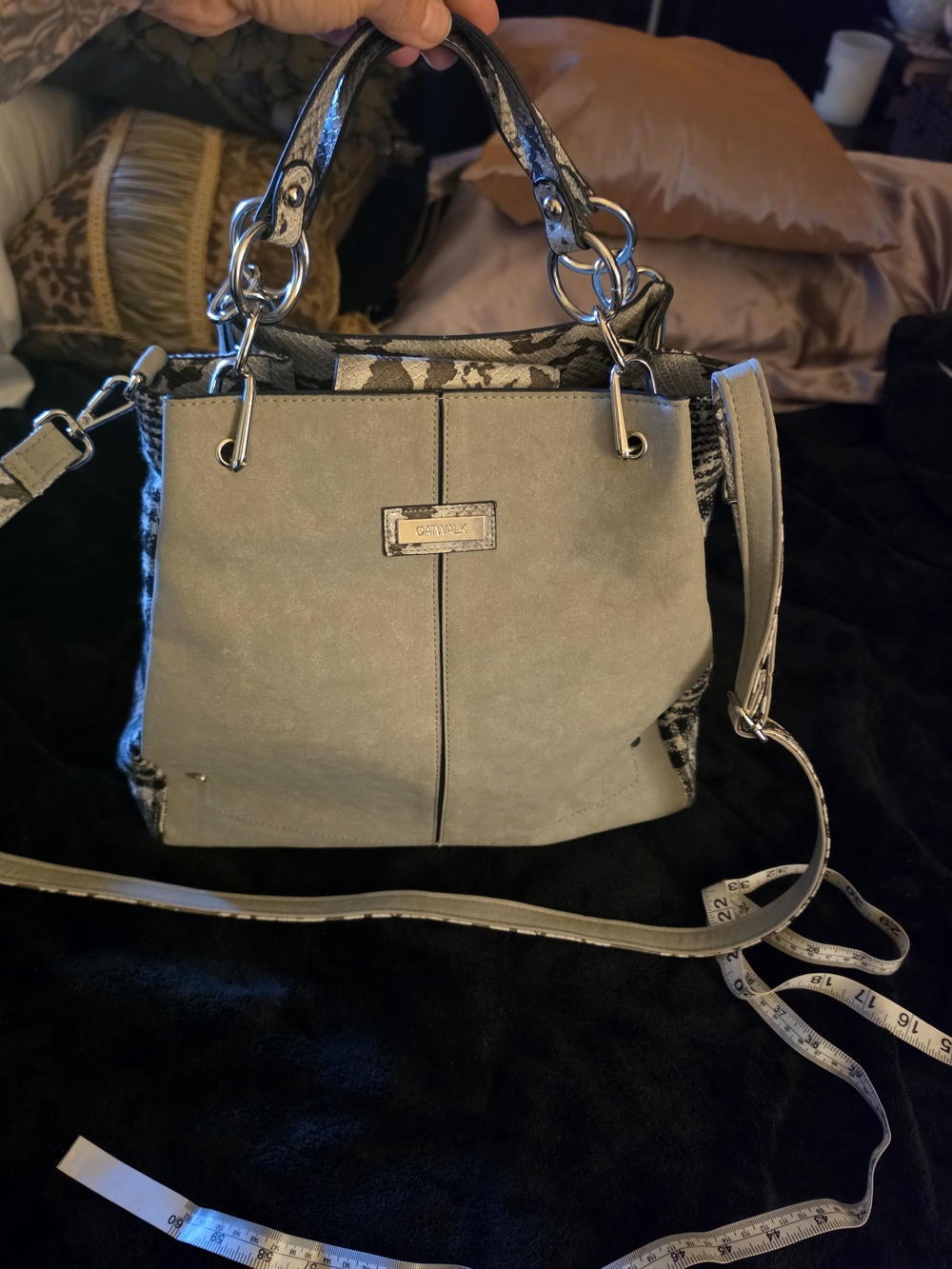 Catwalk Designer-Inspired Light Gray Women’s Tote Bag with Snake-Print Accents
